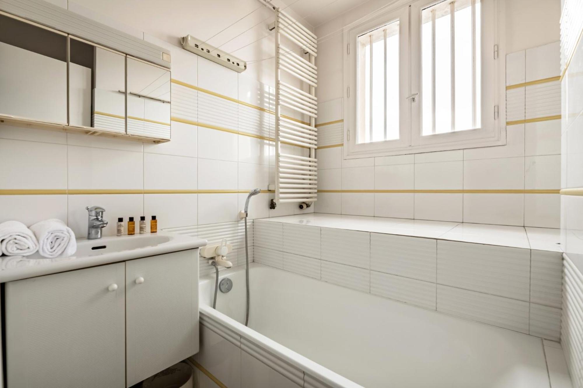 Veeve - A Romance In Rouge Apartment