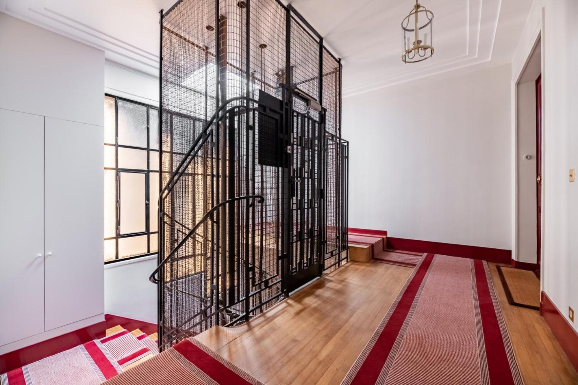 Veeve - A Romance In Rouge Apartment